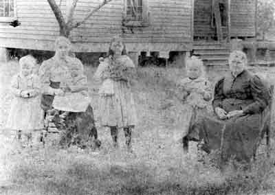 Ellen Kerr and children and her mother